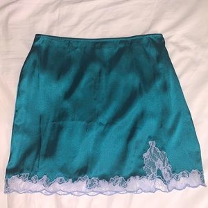 Gorgeous green lace trimmed skirt! 💚